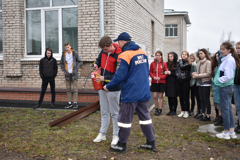 Cпасатели #АСУНЦВытегра совместно со слушателями центра – курсантами СПб университета ГПС МЧС России провели занятия со школьниками