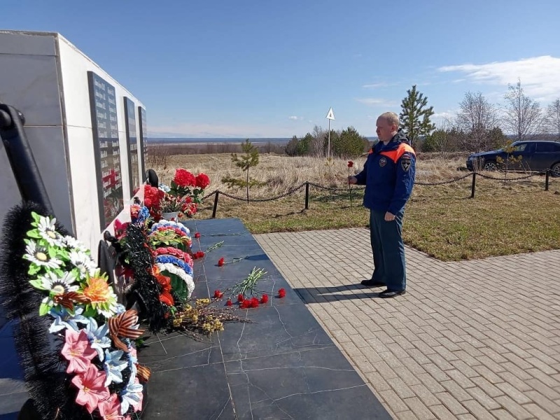 дежурная смена спасателей #АСУНЦВытегра почтила память советских солдат