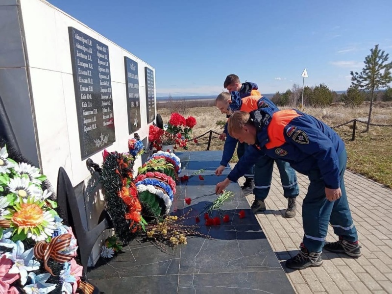 дежурная смена спасателей #АСУНЦВытегра почтила память советских солдат