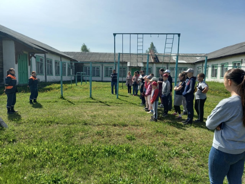 В день защиты детей спасатели-кинологи #АСУНЦВытегра провели занятия для школьников