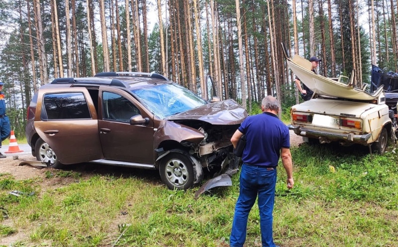 Сегодня на 297 км. автодороги Вологда-Медвежьегорск произошла дорожная авария с участием двух автомашин