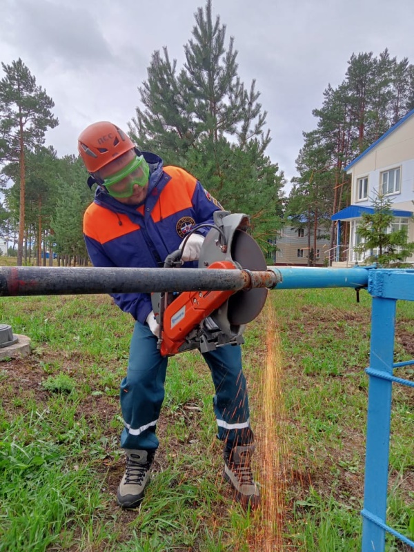 С 3 по 6 августа в рамках профессиональной подготовки у спасателей #АСУНЦВытегра проходят учебно-тренировочные занятия по отработке практических навыков работы с аварийно-спасательным оборудованием – бензо и гидравлическими инструментами.