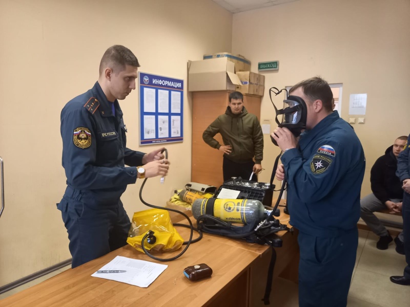 Сегодня слушатели, обучающиеся по программе профессиональной подготовки «Пожарный» успешно сдали промежуточный экзамен по одной из очень важных дисциплин «Газодымозащитная служба».