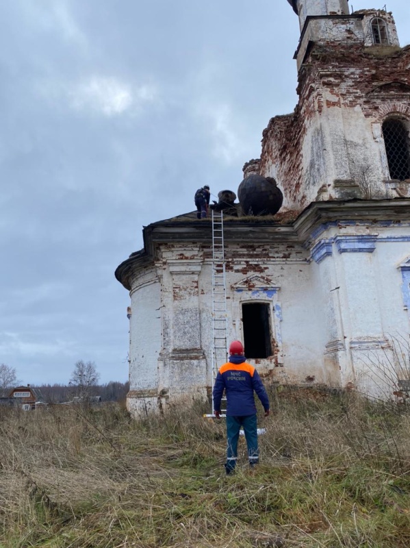 Спасатели #АСУНЦВытегра устранили угрозу обрушения купола аварийной церкви.