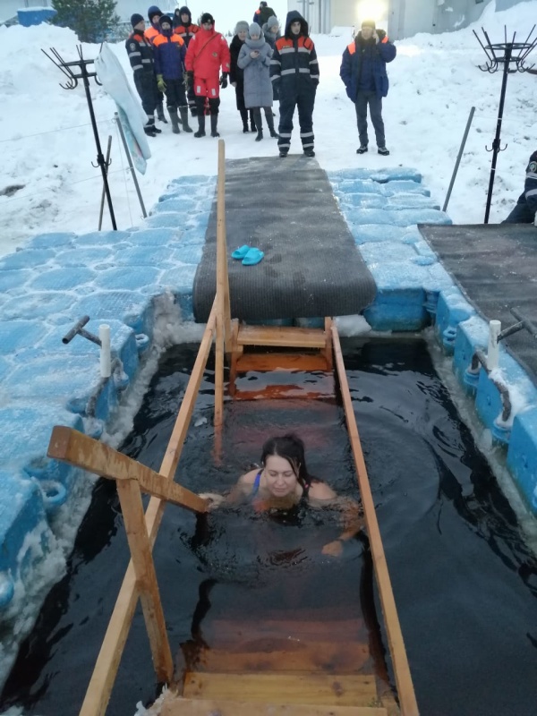 Спасатели АСУНЦ "Вытегра" обеспечили безопасность во время крещенских купаний