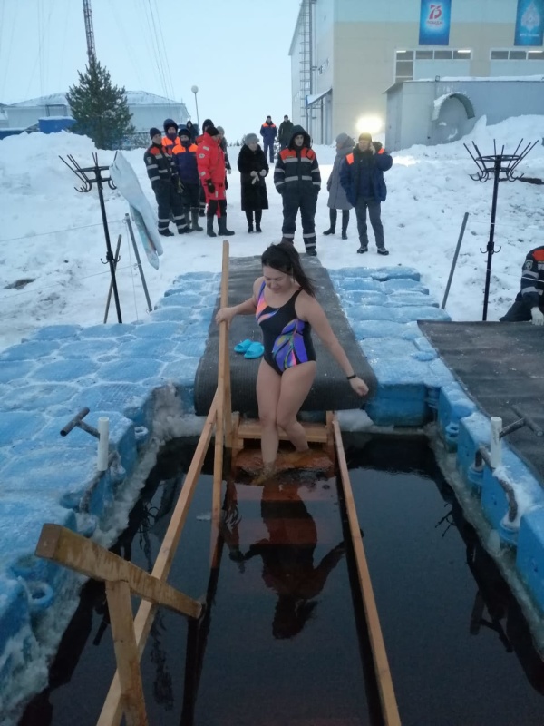 Спасатели АСУНЦ "Вытегра" обеспечили безопасность во время крещенских купаний