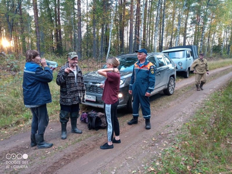 Вчера вечером потерявшиеся с 19 сентября в лесу мужчина и женщина вышли самостоятельно.