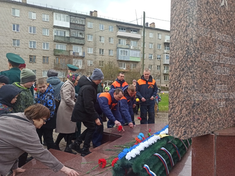 Спасатели ФГКУ "АСУНЦ"Вытегра " почтили память солдат и возложили цветы.