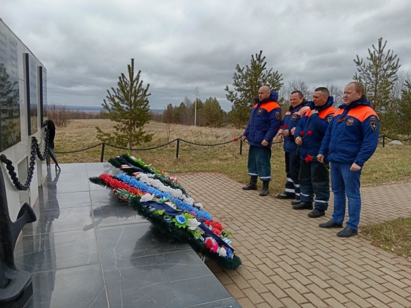 Спасатели почтили память советских солдат