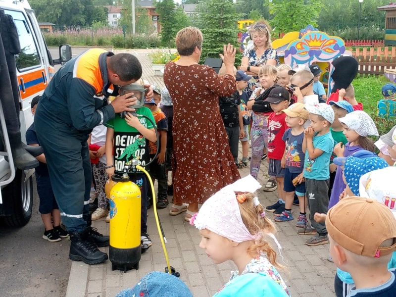 В Единый день безопасности детей, спасатели #АСУНЦВытегра были в гостях у воспитанников детского сада «Колокольчик» г. Вытегра