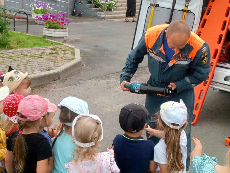 В Единый день безопасности детей, спасатели #АСУНЦВытегра были в гостях у воспитанников детского сада «Колокольчик» г. Вытегра