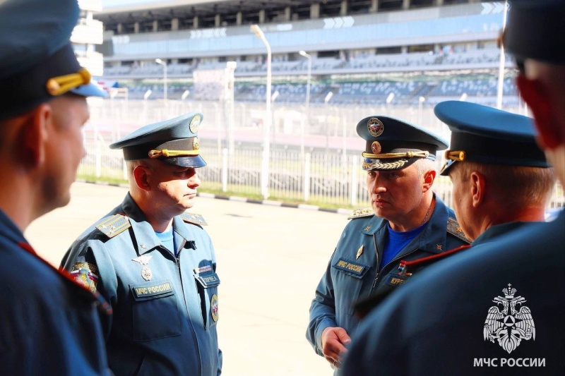 Министр МЧС России Александр Куренков провел в Сочи выездное совещание с руководителями поисково-спасательных отрядов МЧС России