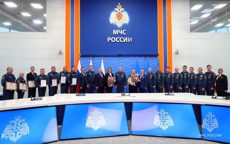 Глава МЧС России Александр Куренков вручил государственные награды отличившимся сотрудникам и подразделениям МЧС России
