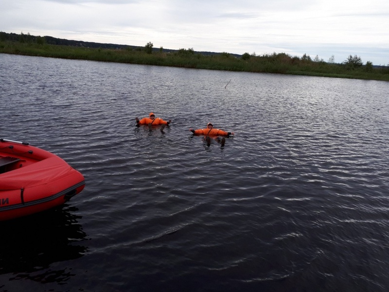 Совместная тренировка десантников и спасателей по десантированию на воду