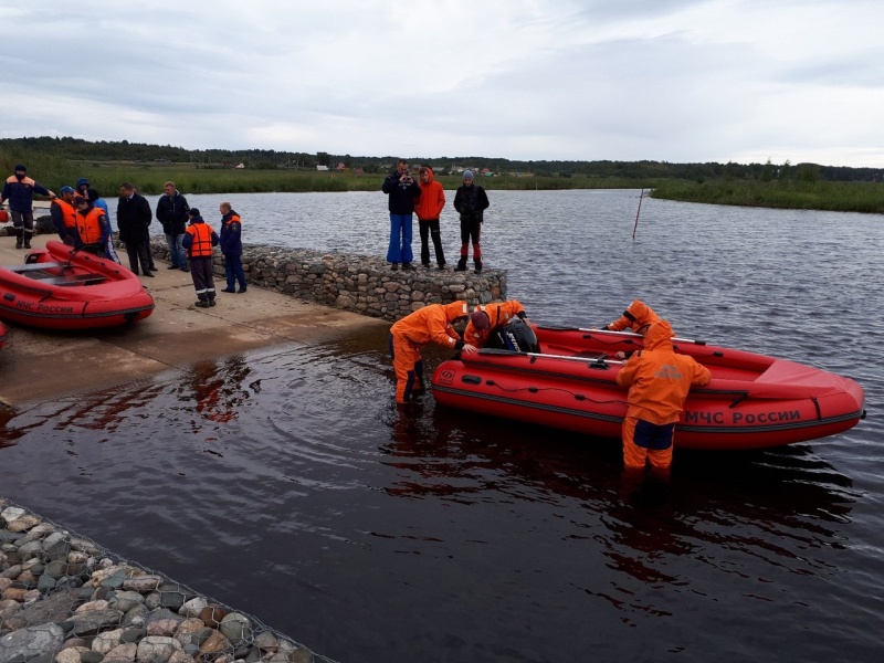 Совместная тренировка десантников и спасателей по десантированию на воду