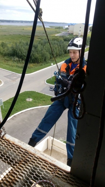 В АСУНЦ "Вытегра" проходит обучение спускам с вертолета методом беспарашютного десантирования