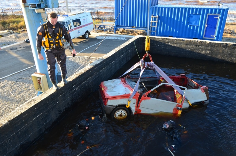 Работа водолазов в уличном бвссейне